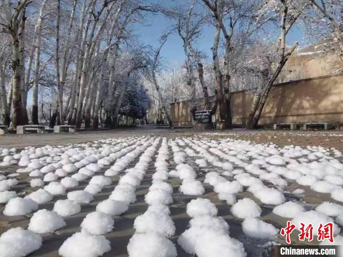 圖為春雪過(guò)后的莫高窟美不勝收。　周斌全 攝