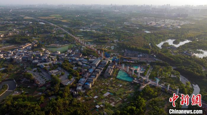 航拍正在建設(shè)中的成都至自貢高速鐵路成都段?！⒅铱?攝