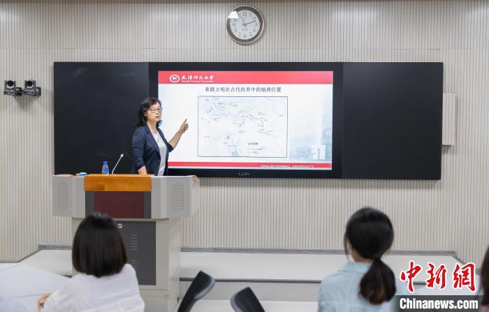 天津師范大學(xué)跨文化與世界文學(xué)研究院院長、教授郝嵐正在為同學(xué)們上課?！⊥踉谟?攝