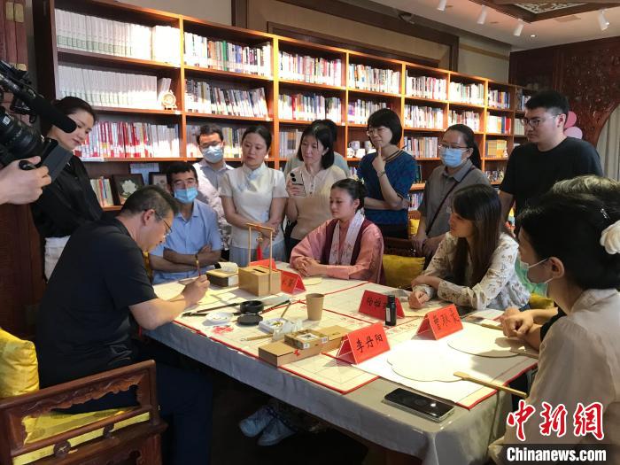 9月14日，“月動臨秋扇”中華傳統(tǒng)文化沉浸式體驗活動在北京紀曉嵐故居舉辦。 陳建新 攝 陳建新 攝