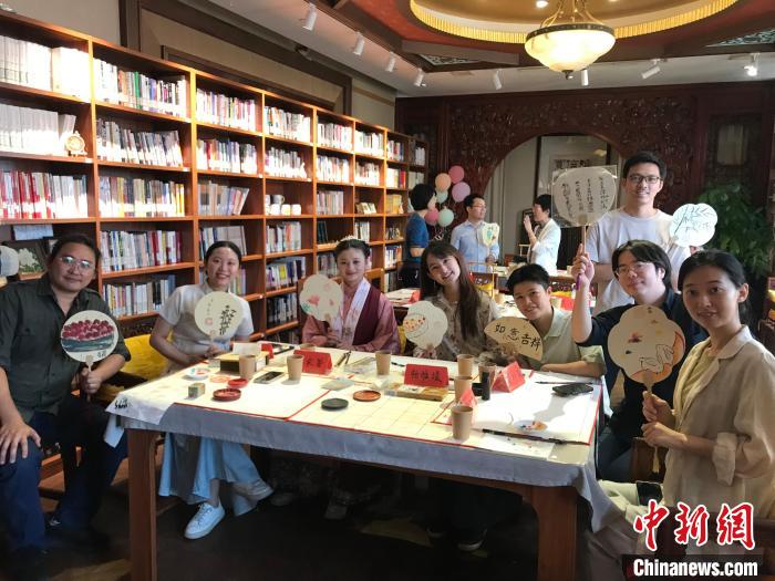 9月14日，“月動臨秋扇”中華傳統(tǒng)文化沉浸式體驗活動在北京紀曉嵐故居舉辦。陳建新 攝 陳建新 攝