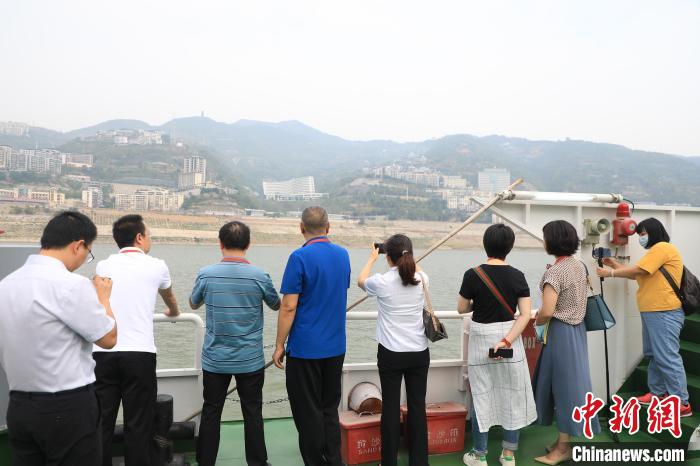 重慶市政協(xié)“同心聚力巴渝行”主題采訪團(tuán)15日走進(jìn)奉節(jié)，了解當(dāng)?shù)卣f(xié)委員護(hù)江成效?！×簹J卿 攝