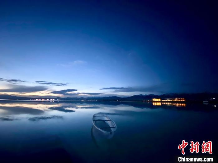 圖為茶卡天空壹號景區(qū)?！±罱瓕?攝