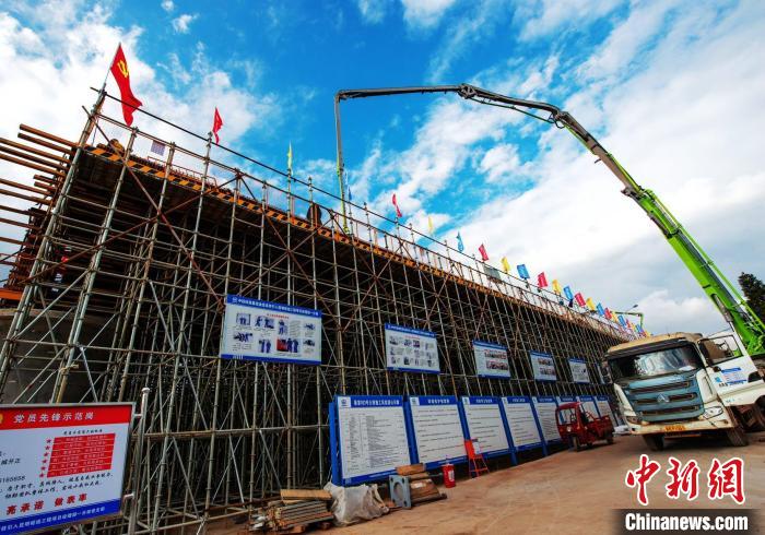 圖為渝昆高鐵云南段境內(nèi)首座大橋連續(xù)梁混凝土澆筑施工現(xiàn)場(chǎng)。　何呂鵬 攝