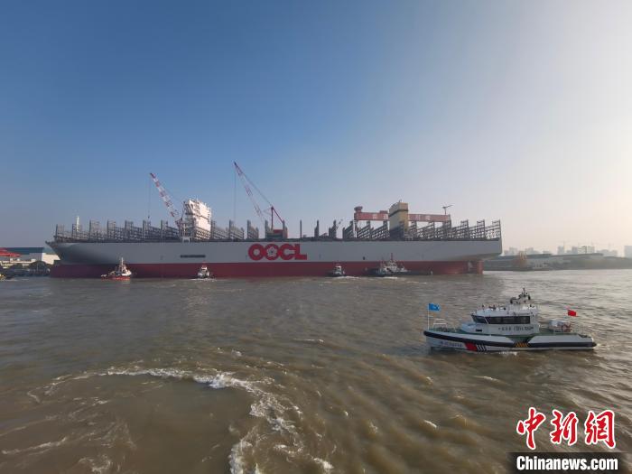 海巡艇在現(xiàn)場(chǎng)引導(dǎo)水上交通?！∧贤êＪ戮止﹫D