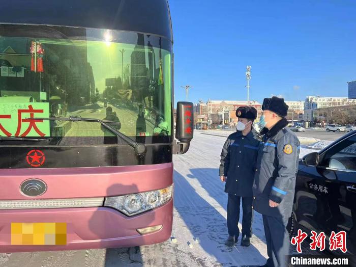 交通執(zhí)法人員檢查客運(yùn)車輛手續(xù)?！『邶埥〗煌ㄟ\(yùn)輸廳供圖
