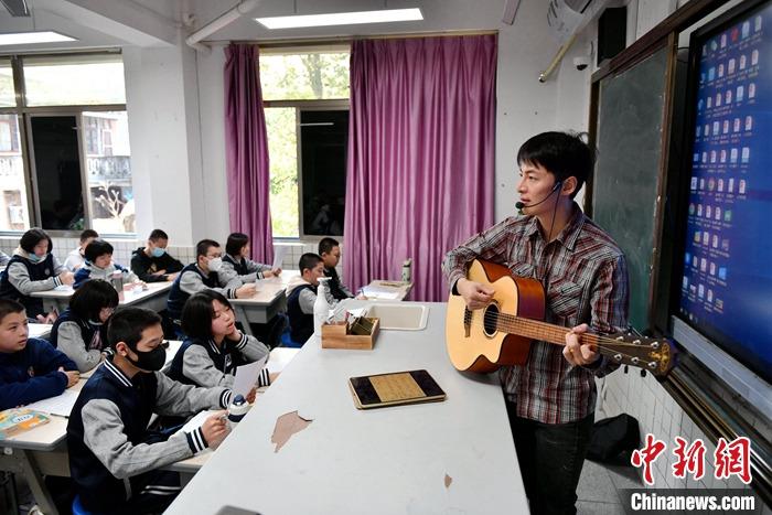 圖為3月16日，張家豪在福建福州延安中學(xué)教學(xué)。 <a target='_blank' href='/'><p  align=