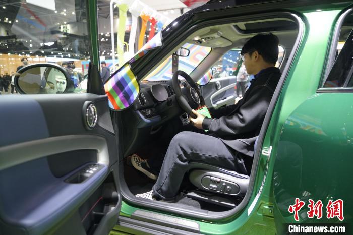 圖為觀眾在展會試駕車輛?！⑿?攝
