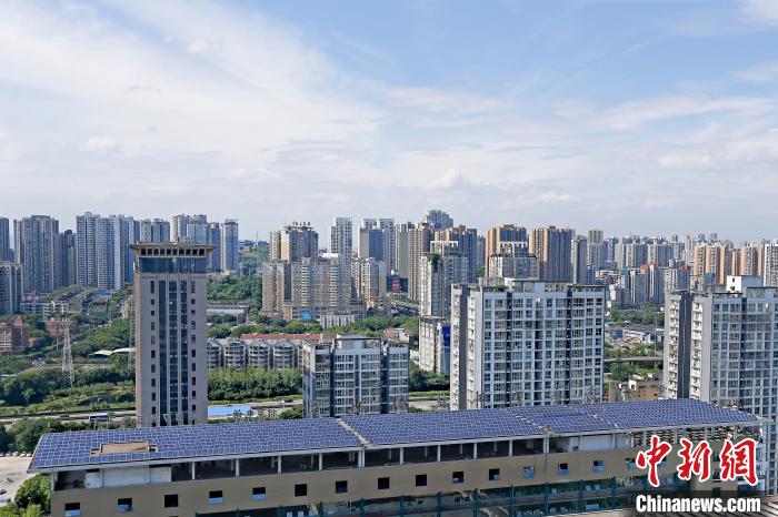 圖為輝騰能源在重慶市九龍坡區(qū)留學(xué)生創(chuàng)業(yè)園屋頂建設(shè)的光伏發(fā)電示范項(xiàng)目?！∈茉L企業(yè)供圖