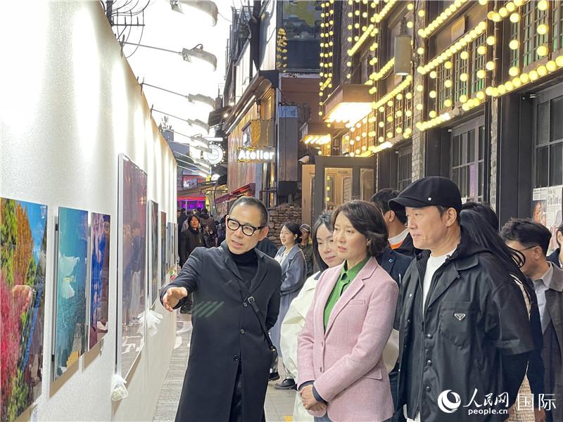 韓國中小風(fēng)險企業(yè)部長官李永參觀梨泰院街頭藝術(shù)展。實習(xí)生 許鵬飛攝