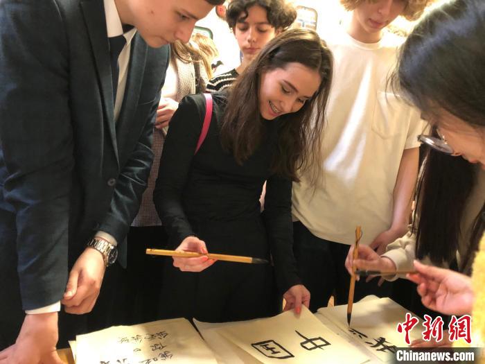 4月21日，莫斯科國(guó)立語(yǔ)言大學(xué)孔子學(xué)院附屬中學(xué)舉辦“國(guó)際中文日”活動(dòng)，學(xué)生們學(xué)寫(xiě)漢字。　莫斯科國(guó)立語(yǔ)言大學(xué)孔子學(xué)院 供圖
