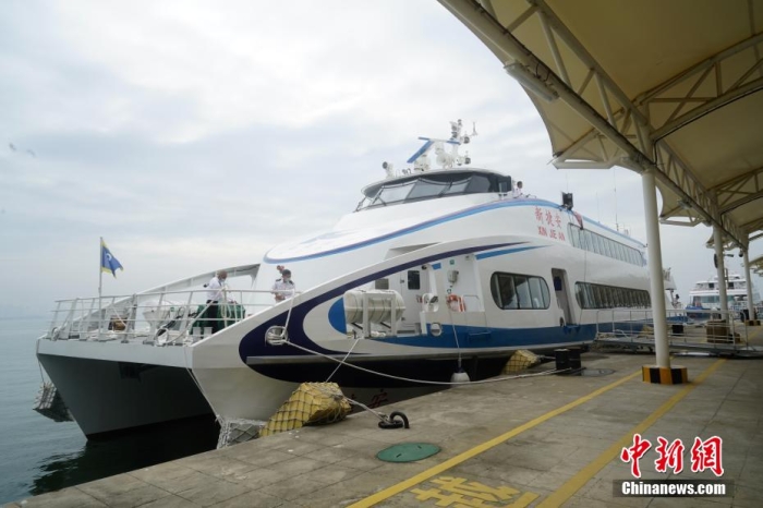 5月3日，“新捷安”輪載著157名乘客從廈門啟航前往金門，這是“新捷安”輪入列廈金航線后的首個(gè)航班。廈門海事局執(zhí)法人員對(duì)船舶進(jìn)行了全面的開航前檢查，確保首航安全?！靶陆莅病陛喛傞L(zhǎng)43米、船寬10.5米、型深3.61米，載客量350人，是現(xiàn)有廈金客運(yùn)航線參營(yíng)客船中載客定額最大的雙體穿浪高速客船，用以替換原有的“捷安”輪。福建海事 供圖