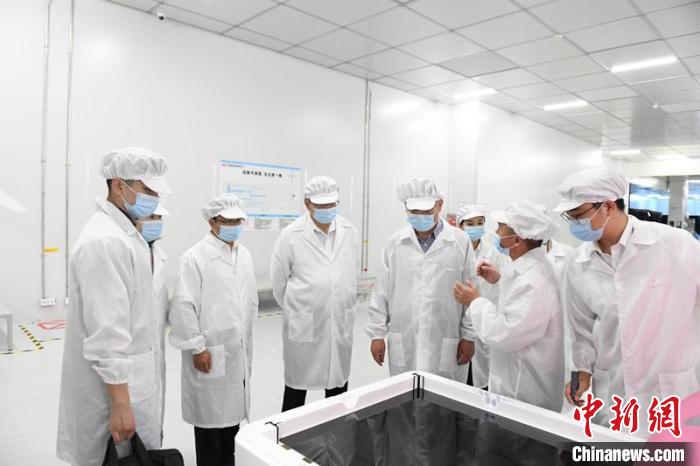 圖為蔡達(dá)峰一行在惠科電子(北海)科技產(chǎn)業(yè)園調(diào)研?！×趾?攝