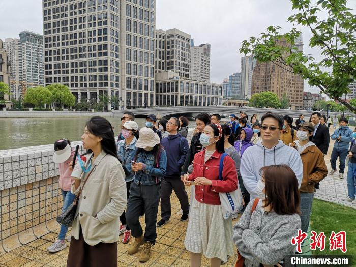 新階層人士走讀黃浦蘇州河沿岸。　范宇斌 攝