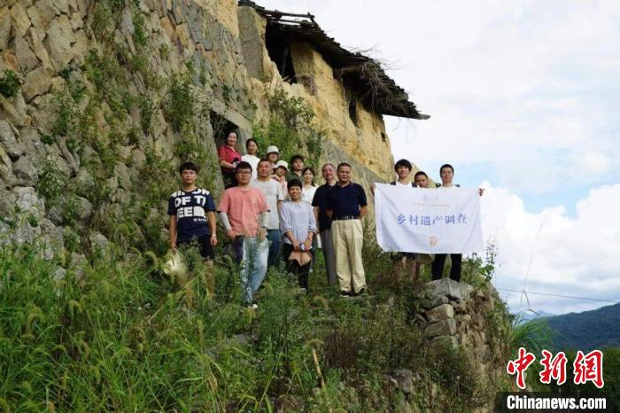 杜曉帆與該中心教師團(tuán)隊(duì)調(diào)研足跡遍布全中國(guó)各省市800多個(gè)城鄉(xiāng)聚落、文化景觀等。　復(fù)旦大學(xué)國(guó)土與文化資源研究中心供圖