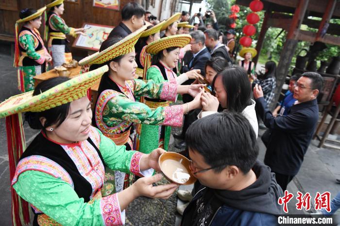 楓香瑤寨村民用攔門(mén)酒熱情迎接客人?！钊A峰 攝