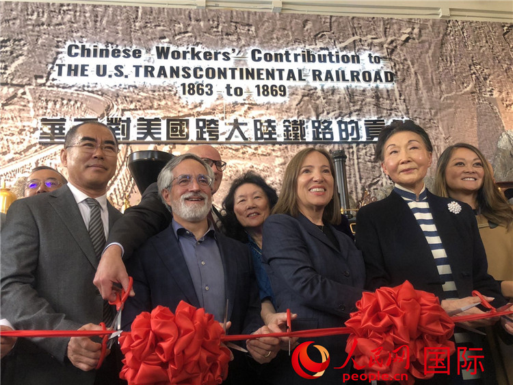 圖為（從右到左）方李邦琴、加州副州長康依蓮、舊金山市議長佩斯金、中國駐舊金山副總領(lǐng)事潘慶江在剪彩。人民網(wǎng)記者 鄧圩攝