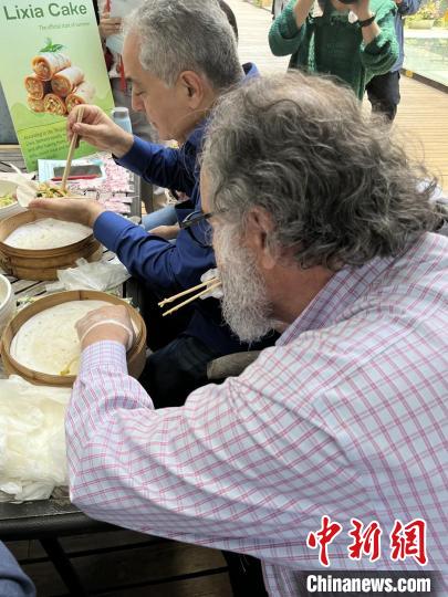 外交官們體驗做立夏餅?！∪A東師范大學供圖