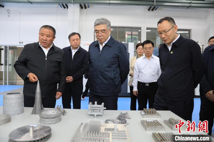 民進(jìn)中央常務(wù)副主席朱永新率調(diào)研組赴四川開展重點(diǎn)考察調(diào)研。圖為在四川工程職業(yè)技術(shù)學(xué)院考察調(diào)研。　民進(jìn)中央供圖