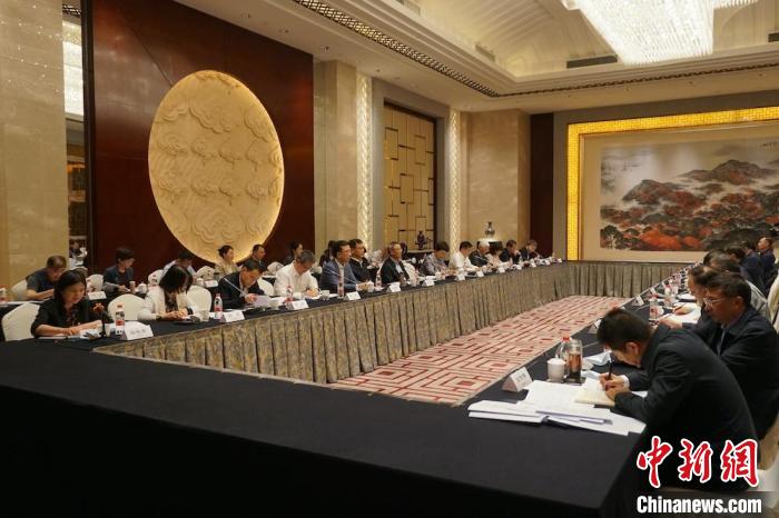 民進(jìn)中央主席蔡達(dá)峰近日率調(diào)研組赴江蘇開展重點(diǎn)考察調(diào)研。圖為在調(diào)研座談會(huì)現(xiàn)場。　民進(jìn)中央供圖