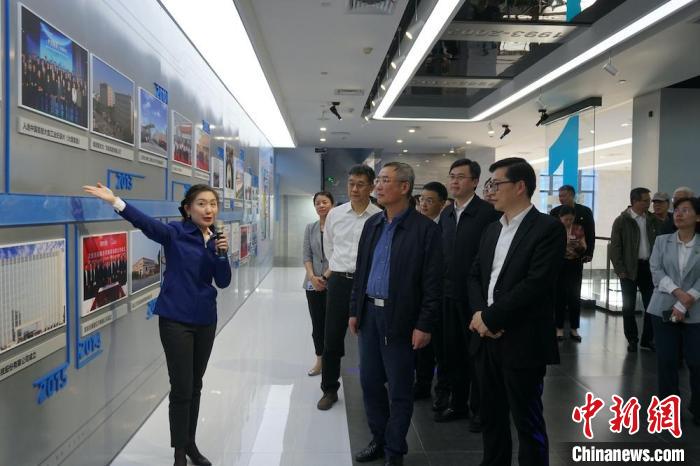 民進(jìn)中央主席蔡達(dá)峰近日率調(diào)研組赴江蘇開展重點(diǎn)考察調(diào)研。圖為在江陰實(shí)地考察雙良集團(tuán)有限公司?！O權(quán) 攝