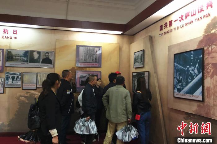 圖為游客在廬山抗戰(zhàn)博物館內參觀?！蛆i泉 攝