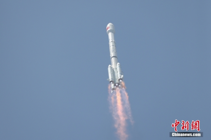 5月17日10時49分，我國在西昌衛(wèi)星發(fā)射中心用長征三號乙運載火箭，成功發(fā)射第五十六顆北斗導航衛(wèi)星。該衛(wèi)星屬地球靜止軌道衛(wèi)星，是我國北斗三號工程的首顆備份衛(wèi)星。入軌并完成在軌測試后，將接入北斗衛(wèi)星導航系統(tǒng)。此次發(fā)射是北斗三號工程高密度組網(wǎng)之后，時隔3年的首發(fā)任務。朱磊 攝
