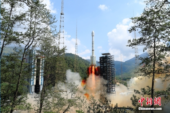 5月17日10時49分，我國在西昌衛(wèi)星發(fā)射中心用長征三號乙運載火箭，成功發(fā)射第五十六顆北斗導航衛(wèi)星。該衛(wèi)星屬地球靜止軌道衛(wèi)星，是我國北斗三號工程的首顆備份衛(wèi)星。入軌并完成在軌測試后，將接入北斗衛(wèi)星導航系統(tǒng)。此次發(fā)射是北斗三號工程高密度組網(wǎng)之后，時隔3年的首發(fā)任務。楊志遠 攝