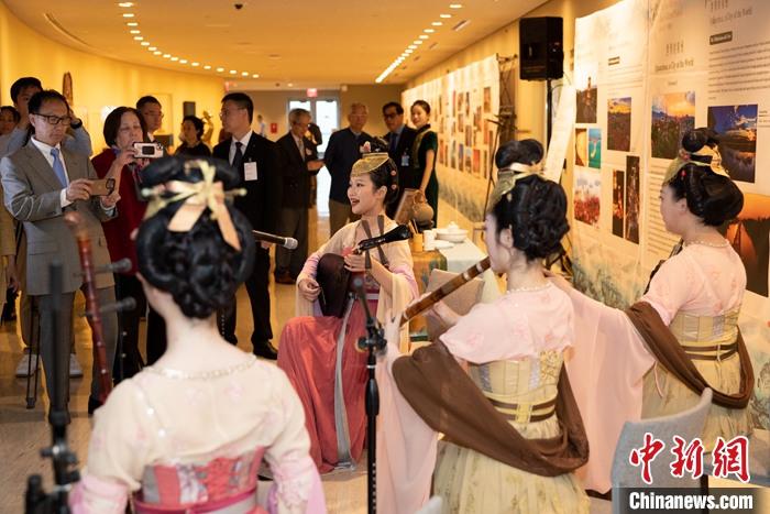 當(dāng)?shù)貢r(shí)間5月19日，中國常駐聯(lián)合國代表團(tuán)、中國文化和旅游部、泉州市人民政府在紐約聯(lián)合國總部聯(lián)合舉辦“茶和天下·雅集”主題展覽和招待會(huì)。圖為展覽現(xiàn)場泉州南音表演。 <a target='_blank' href='/' _fcksavedurl='/'><p  align=