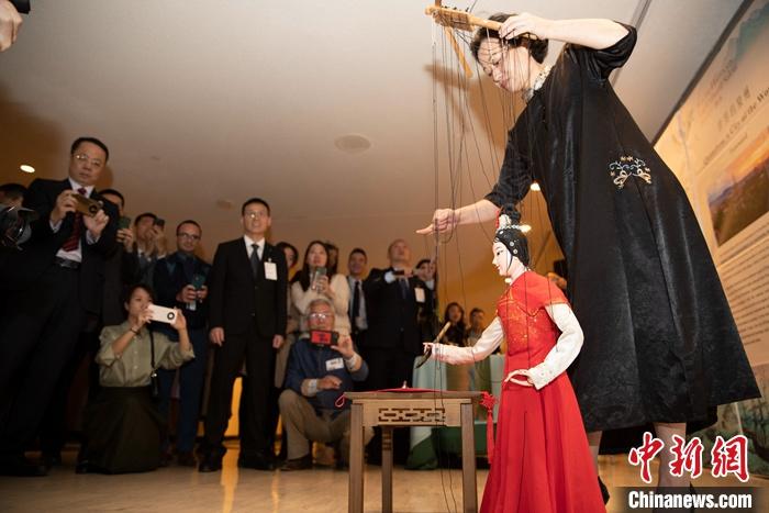 當(dāng)?shù)貢r(shí)間5月19日，中國常駐聯(lián)合國代表團(tuán)、中國文化和旅游部、泉州市人民政府在紐約聯(lián)合國總部聯(lián)合舉辦“茶和天下·雅集”主題展覽和招待會(huì)。圖為展覽表演泉州提線木偶寫書法。 <a target='_blank' href='/' _fcksavedurl='/'><p  align=