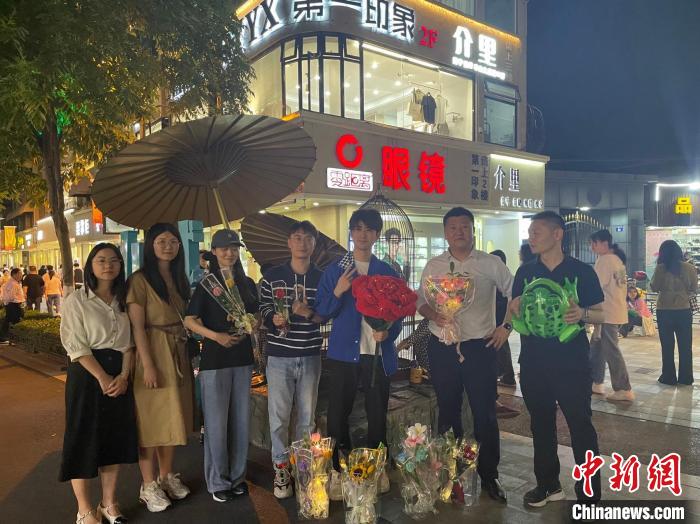 在東陽(yáng)橫店，宣講團(tuán)導(dǎo)師、成員與橫店演員(右三)合影?！?東陽(yáng)市融媒體中心 供圖