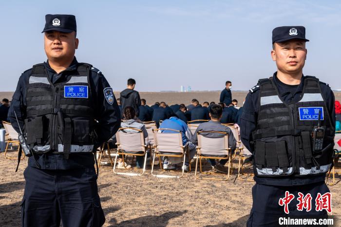 圖為承擔(dān)神舟十六號載人飛船安保任務(wù)的移民管理警察。　牛鑫 攝