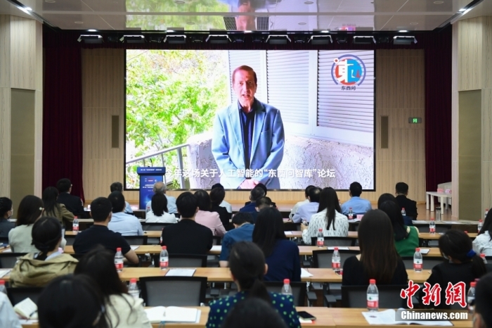 5月30日，<a target='_blank' href='/'>中新社</a>第二屆“東西問(wèn)智庫(kù)”主題論壇在北京舉行，多位中外專家圍繞“AI革命與文明進(jìn)化”展開(kāi)討論。圖為美國(guó)加州理工學(xué)院電氣工程和計(jì)算機(jī)科學(xué)教授、人工智能專家亞瑟·阿布-穆斯塔法通過(guò)視頻在論壇上作主旨演講。<a target='_blank' href='/'>中新社</a>記者 田雨昊 攝