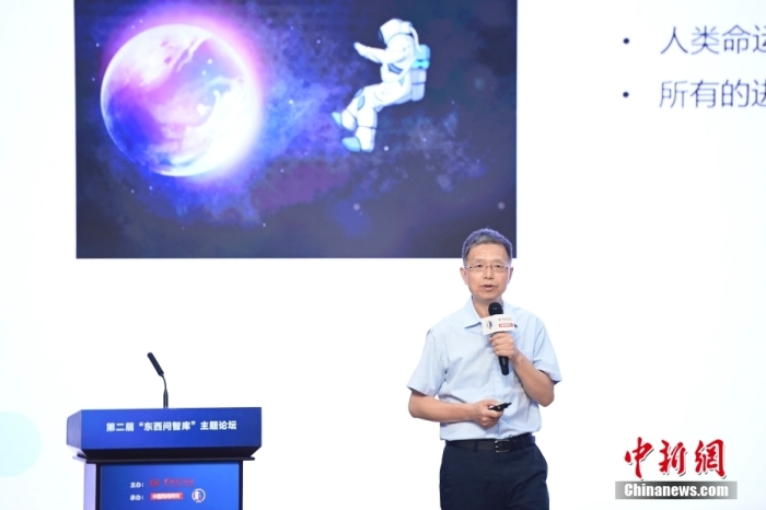 5月30日，<a target='_blank' href='/'>中新社</a>第二屆“東西問(wèn)智庫(kù)”主題論壇在北京舉行，多位中外專家圍繞“AI革命與文明進(jìn)化”展開(kāi)討論。圖為北京大學(xué)新聞與傳播學(xué)院教授胡泳在論壇上作主旨演講。<a target='_blank' href='/'>中新社</a>記者 田雨昊 攝