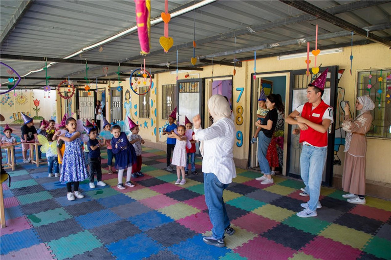 圖為中埃青年志愿者在埃及新開羅幼兒園開展“志愿服務伴成長，中埃攜手慶六一”活動。中建埃及分公司供圖