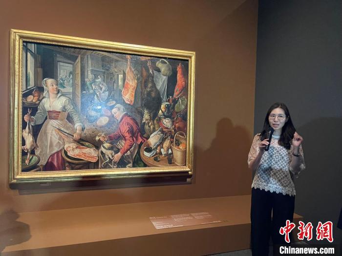 當(dāng)?shù)貢r間6月1日，韓國國立中央博物館講解員在向游客講解畫作?！∪f佳欣 攝