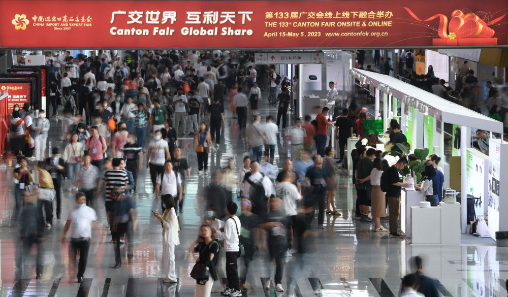 這是4月15日拍攝的廣交會(huì)現(xiàn)場。第133屆中國進(jìn)出口商品交易會(huì)（廣交會(huì)）全面恢復(fù)線下展，吸引220多個(gè)國家和地區(qū)的數(shù)十萬采購商報(bào)名參會(huì)。新華社記者 鄧華 攝