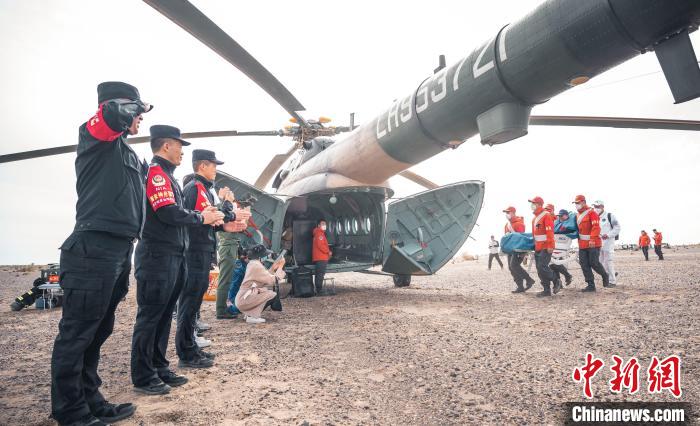 圖為阿拉善邊境管理支隊(duì)民警目送航天員登機(jī)離開?！缇?攝