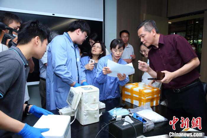 科研人員清點(diǎn)、查看隨神舟十五號(hào)返回地面的空間科學(xué)實(shí)驗(yàn)樣品?！≈锌圃嚎臻g應(yīng)用中心 供圖