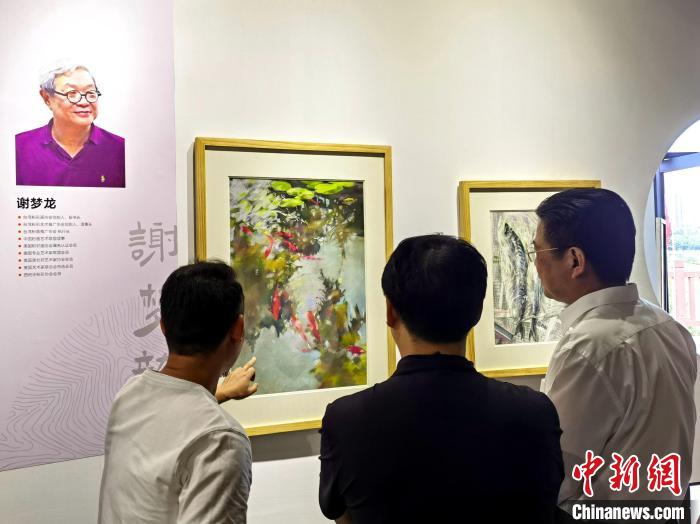 “求同存藝——海峽兩岸藝術(shù)家畫展”展出百余幅兩岸藝術(shù)家畫作。　付敬懿 攝