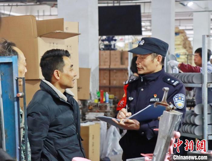 3月30日，大興派出所民警來到轄區(qū)中小企業(yè)，開展“為民為企為項(xiàng)目”走訪活動?！『戏示焦﹫D