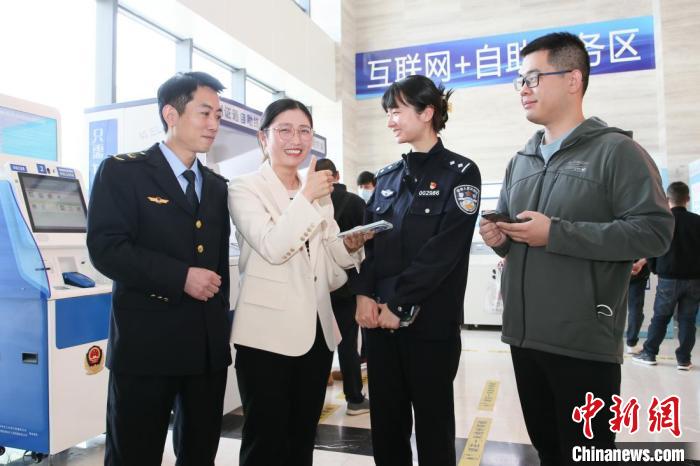 4月10日，安徽合肥，一家運(yùn)輸企業(yè)負(fù)責(zé)人在工作人員的指導(dǎo)下，使用小程序辦理車管業(yè)務(wù)?！『戏示焦﹫D