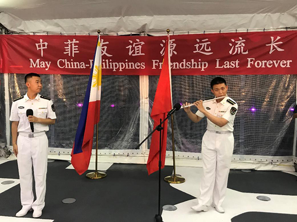 艦上官兵表演歌舞、民樂、武術(shù)等節(jié)目。中國駐菲律賓大使館供圖