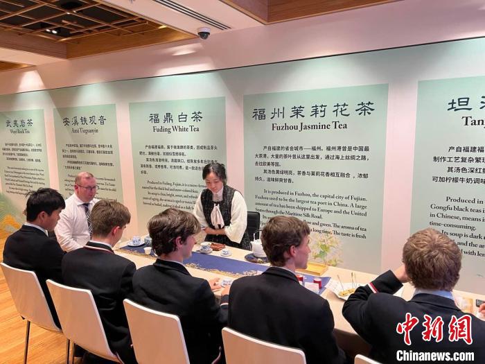 澳大利亞悉尼中學(xué)生參加“茶和天下”雅集文化體驗(yàn)活動(dòng)。　顧時(shí)宏 攝