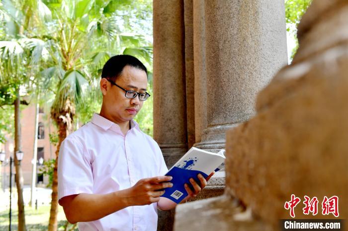 圖為福建師范大學(xué)教育學(xué)院臺(tái)灣教師陳昭志正在看書(shū)?！蚊?攝