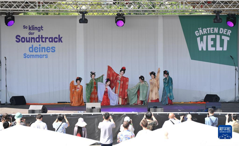 7月8日，在德國柏林世界公園，漢服愛好者進行漢服展示。新華社記者 任鵬飛 攝