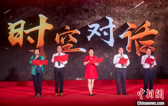 陳曉帆與顏福慶之孫顏志淵、陶行知曾孫陶侃、榮毅仁侄女榮智豐深情朗誦《與統(tǒng)戰(zhàn)先輩的時空對話》。　張昊 攝