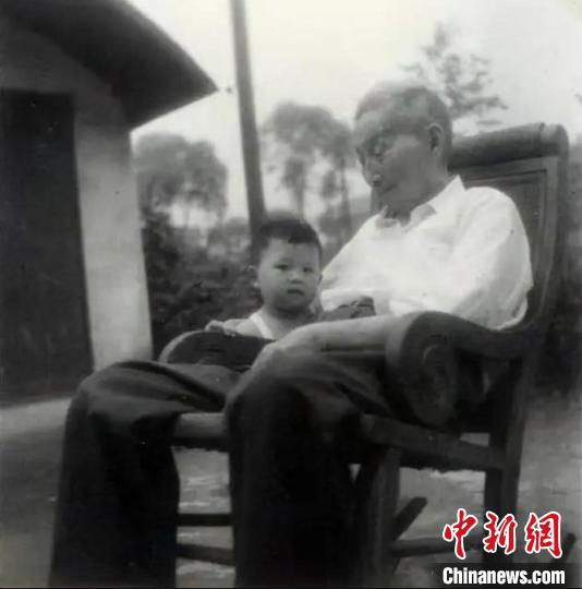 陳望道與幼年的陳曉帆。　陳曉帆供圖