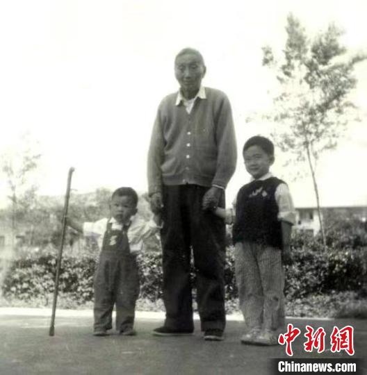 陳望道與幼年的陳曉帆(左)、陳曉帆的哥哥一起合影?！￡悤苑﹫D