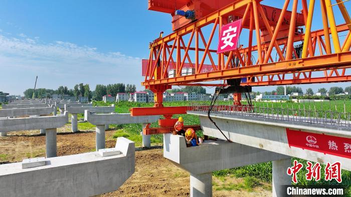 長25米重80噸的箱梁平穩(wěn)、精準地落在S314分離式立交橋25號和26號墩上?！⒂癫?攝